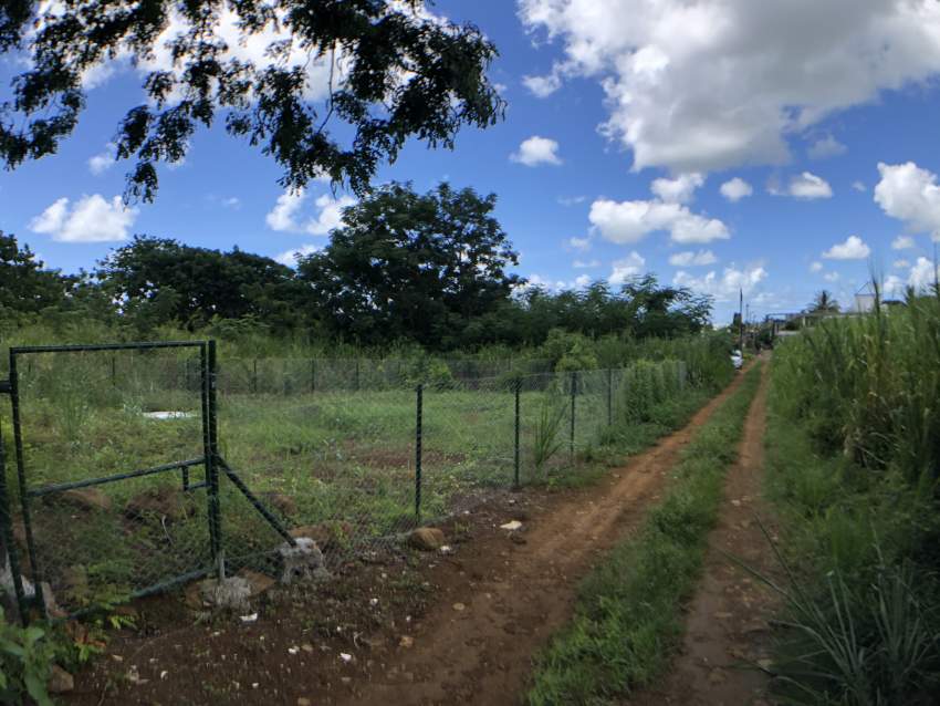 TERRAIN RÉSIDENTIEL - 7.6 PERCHES - Centre de Flacq - 3 - Land  on Aster Vender