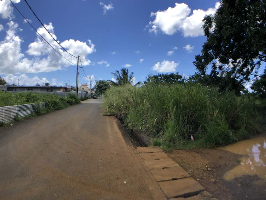 TERRAIN RÉSIDENTIEL - 7.6 PERCHES - Centre de Flacq - 1 - Land  on Aster Vender