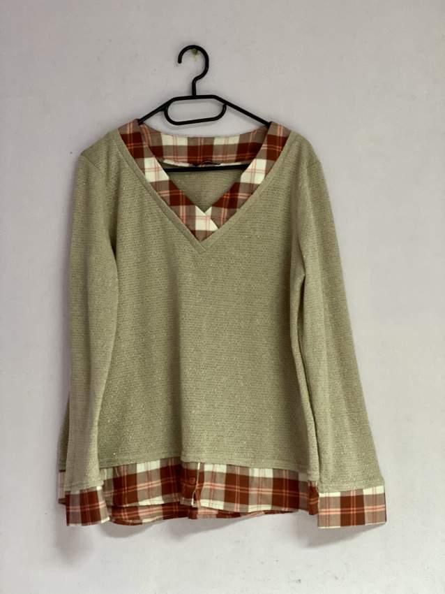 Top with collar detailing on Aster Vender