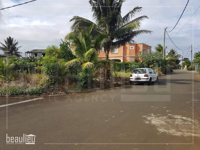 Residential land of 10 perches in Gris Gris - 1 - Land  on Aster Vender