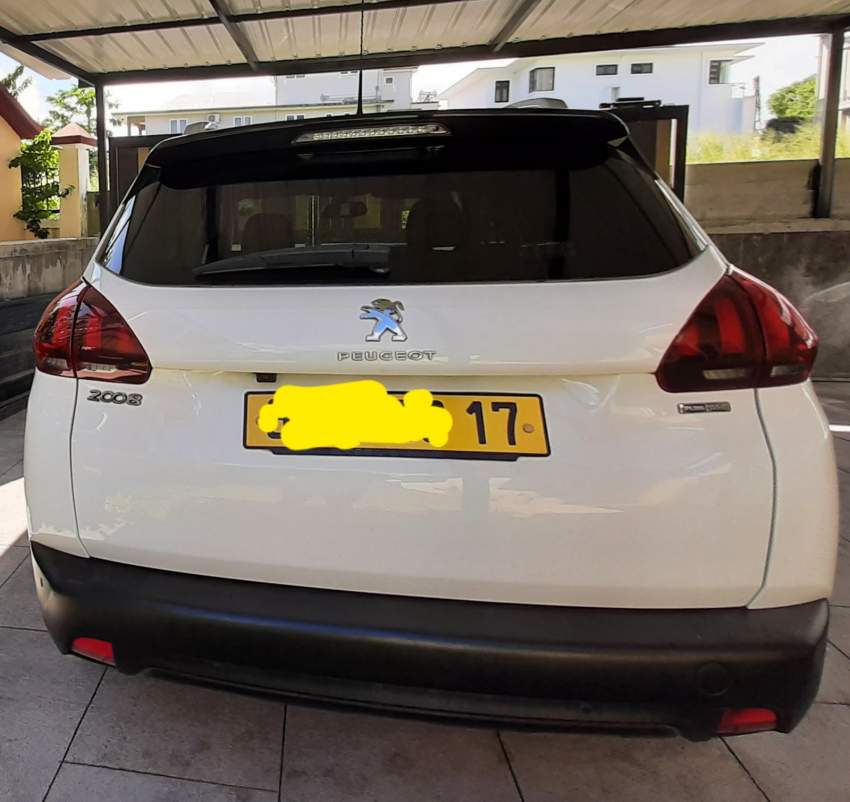 Peugeot 2008 Puretech  - 4 - SUV Cars  on Aster Vender