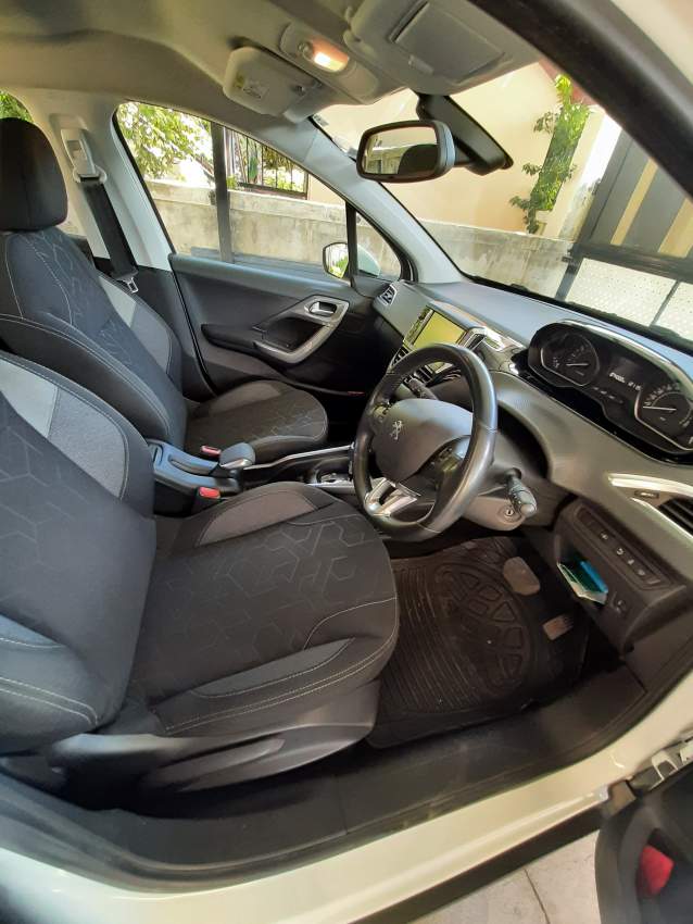 Peugeot 2008 Puretech  - 6 - SUV Cars  on Aster Vender