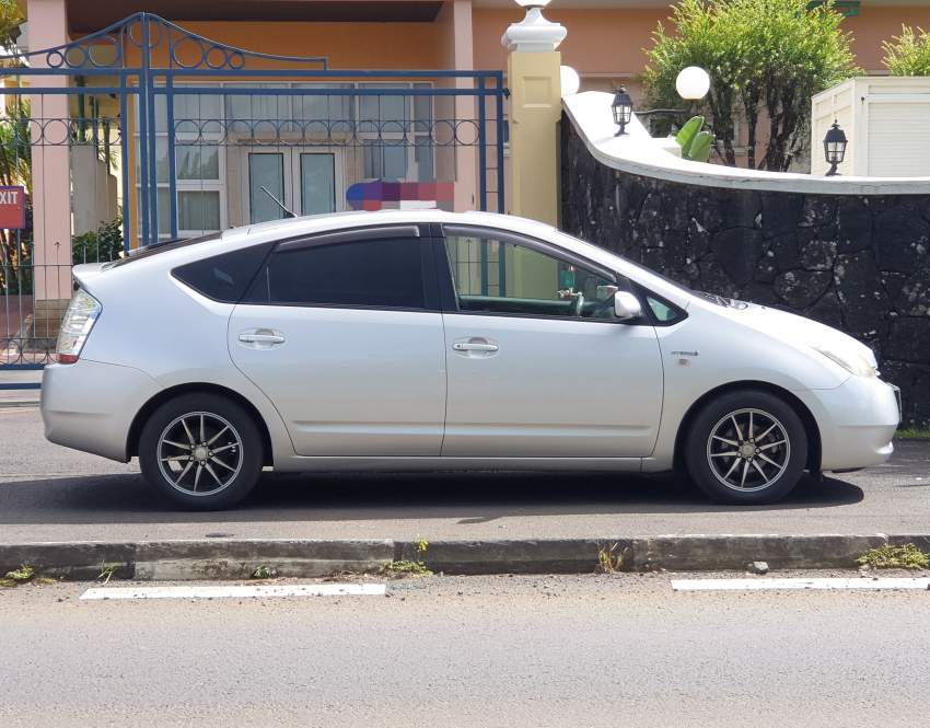 Toyota Prius 2012 - 6 - Family Cars  on Aster Vender