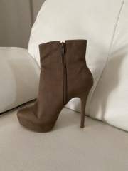 Ankle boots on Aster Vender