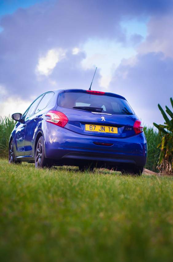 Peugeot 208 - 1 - Compact cars  on Aster Vender