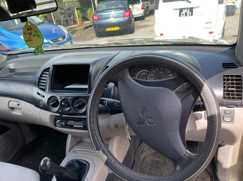 2x4 Mitsubishi L200 Sportero Year 10 - 1 - Pickup trucks (4x4 & 4x2)  on Aster Vender