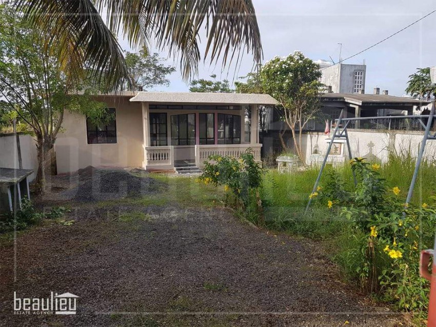 **3 bedrooms house built on a plot of 10p for sale in Goodlands** - 5 - House  on Aster Vender