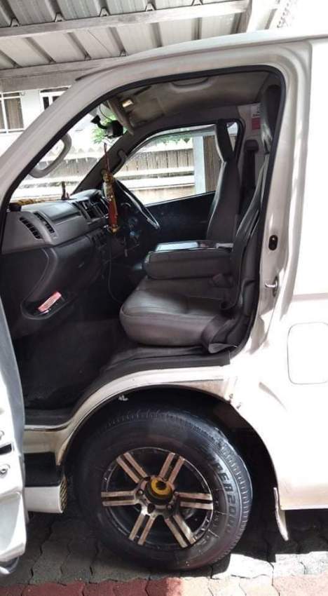 Toyota Hiace - 3 - Passenger Van  on Aster Vender
