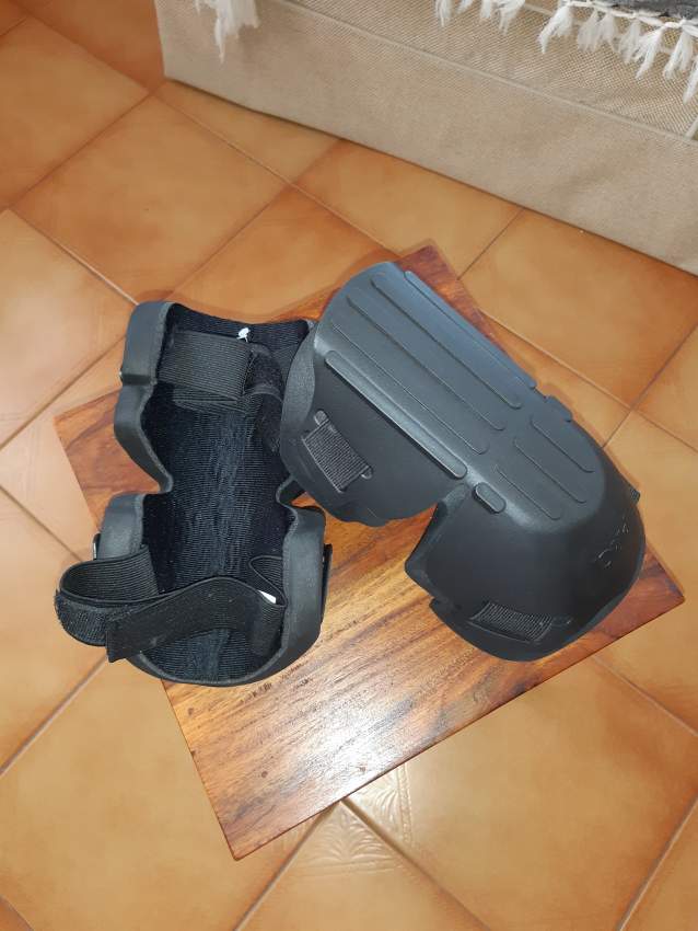1 pair Protection  Genoux  - 0 - Football equipment  on Aster Vender