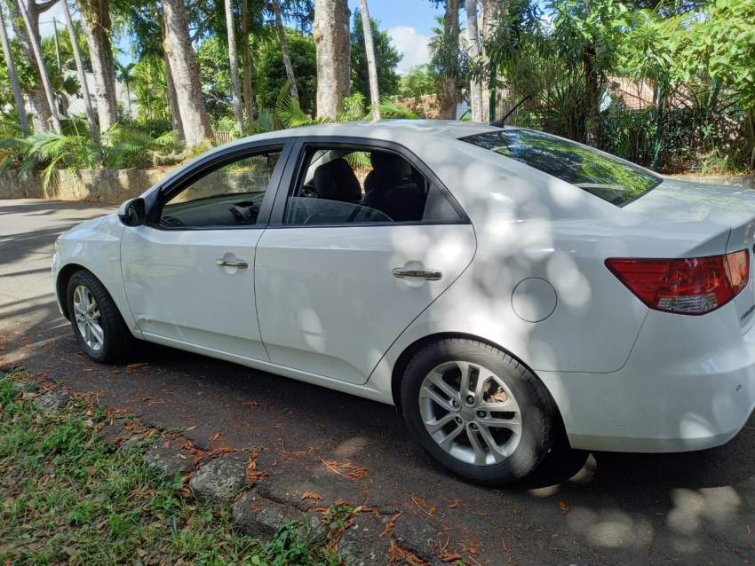 KIA CERATO WHITE 2012 - 2 - Family Cars  on Aster Vender