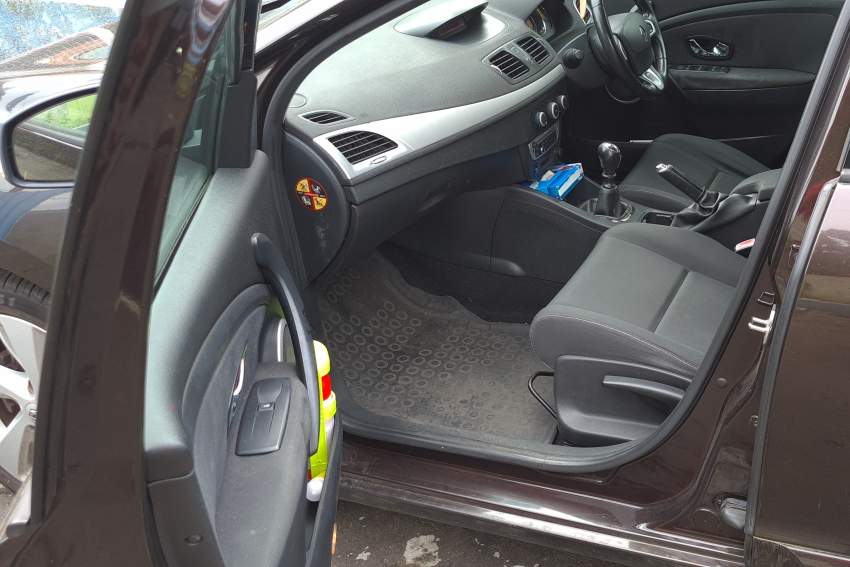 2013 Renault Mégane 1.6 MT - 3 - Family Cars  on Aster Vender