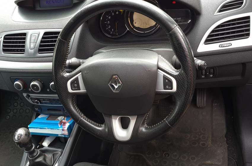 2013 Renault Mégane 1.6 MT - 2 - Family Cars  on Aster Vender