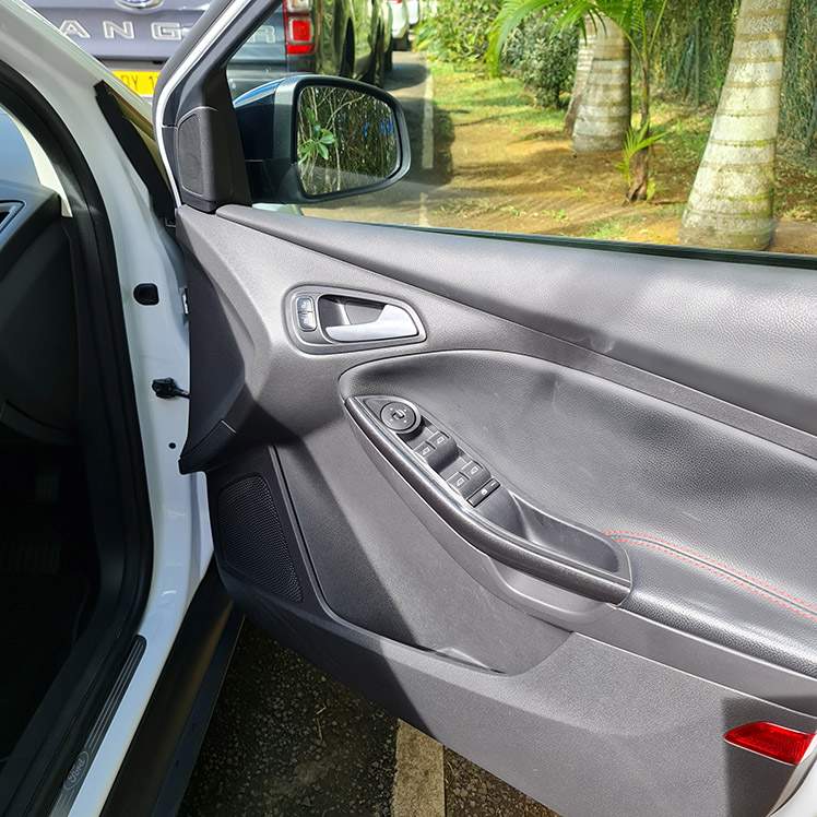 FORD FOCUS TITATNIUM ST LINE - 4 - Luxury Cars  on Aster Vender