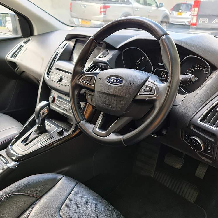 FORD FOCUS TITATNIUM ST LINE - 3 - Luxury Cars  on Aster Vender