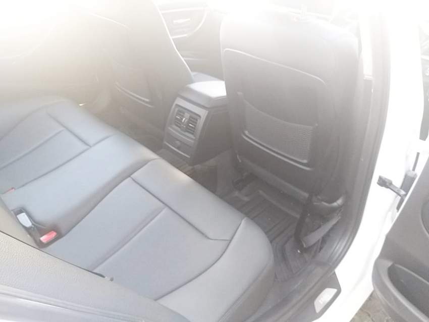 BMW 320i EfficientDynamics Luxury Line  - 6 - Luxury Cars  on Aster Vender