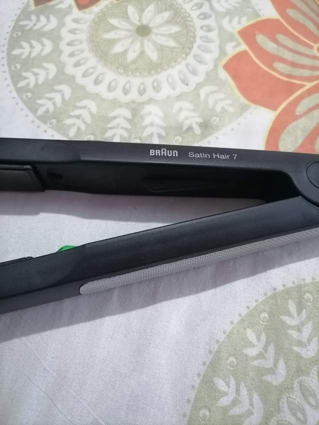 UN fer à lisser - 1 - Hair dryer  on Aster Vender