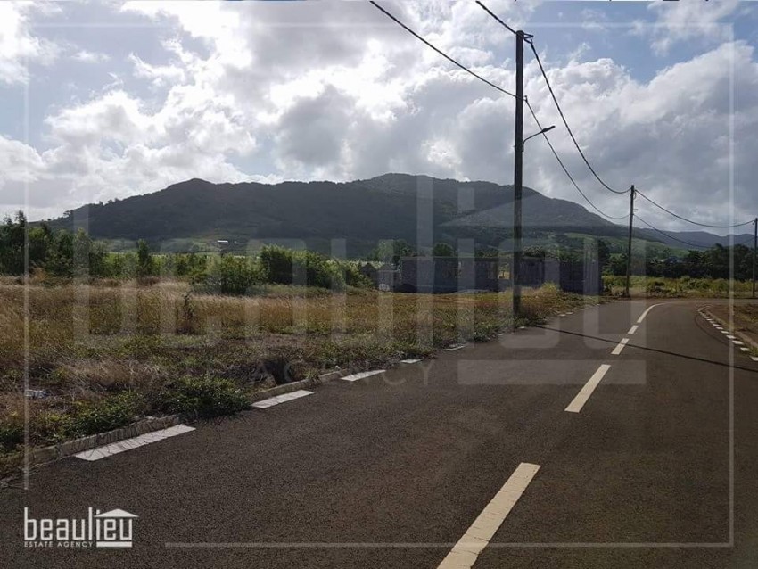 **  6 Perches land in Mahebourg ** - 1 - Land  on Aster Vender