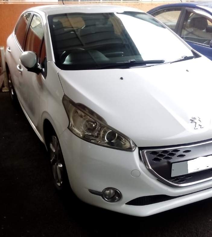 PEUGEOT 208 - 4 - Family Cars  on Aster Vender