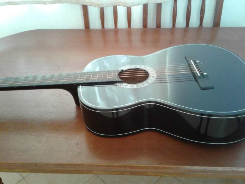 Guitar accoustique + etui on Aster Vender