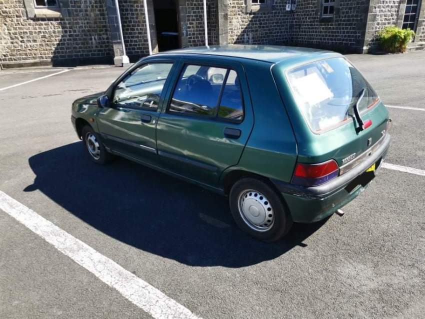 Renault Clio  - 2 - Compact cars  on Aster Vender