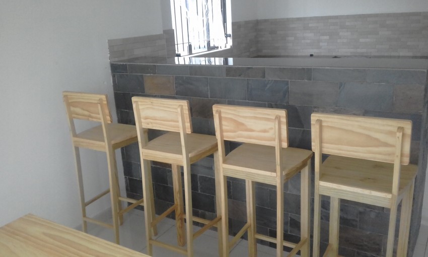 Tabourets pour bar état neuf  en bois de pin - 0 - Chairs  on Aster Vender