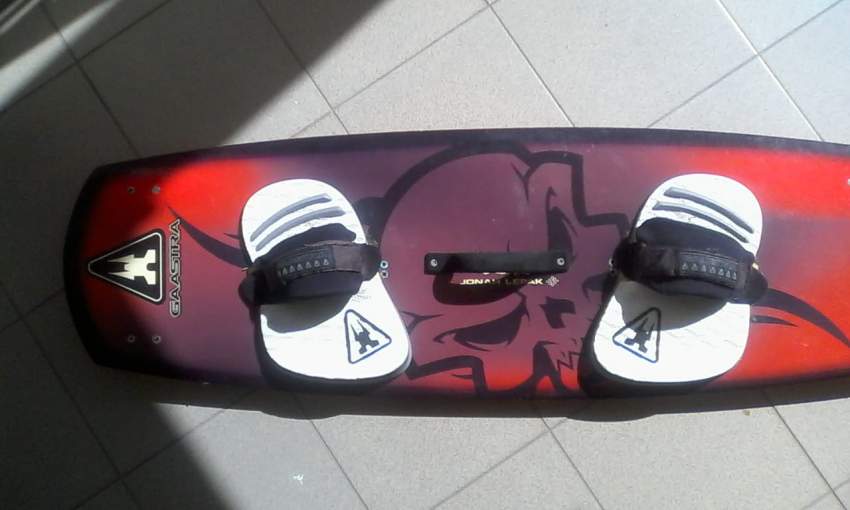 COMPLETE KITESURF SET WITH GAASTRA BOARD  - 1 - Water sports  on Aster Vender