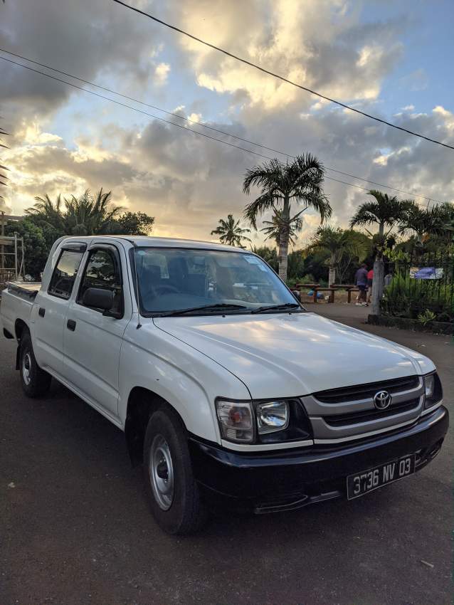 Double Cab Toyota Hilux 2x4 - 1 - Pickup trucks (4x4 & 4x2)  on Aster Vender