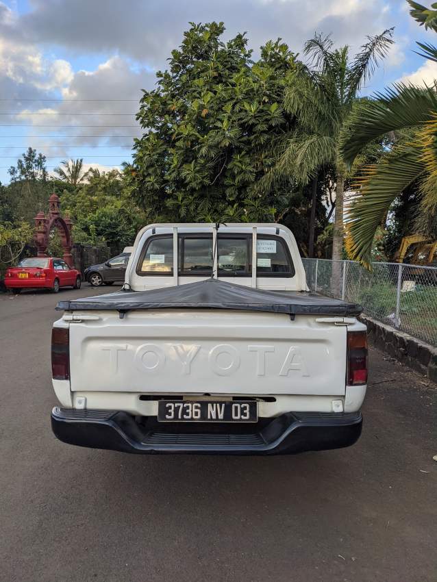 Double Cab Toyota Hilux 2x4 - 3 - Pickup trucks (4x4 & 4x2)  on Aster Vender