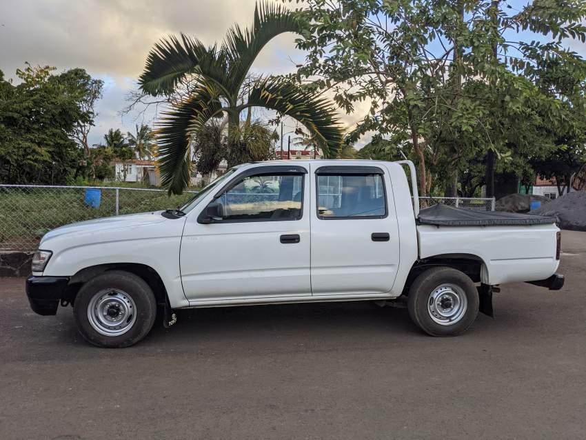Double Cab Toyota Hilux 2x4 - 0 - Pickup trucks (4x4 & 4x2)  on Aster Vender