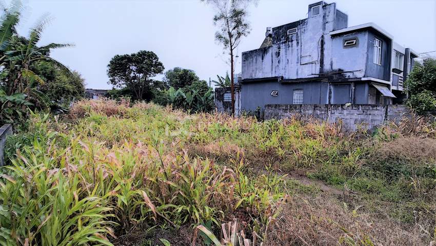 (Ref. MA7-359) Terrain résidentiel à 5 minutes de la ville de Curepipe - 1 - Land  on Aster Vender