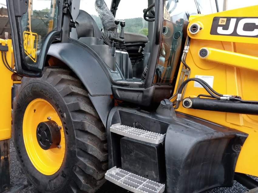 JCB 3CX  - 4 - Excavator & Loader  on Aster Vender