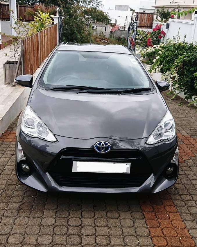 Toyota Prius C 2017 - 5 - Compact cars  on Aster Vender