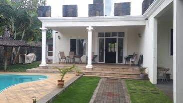 VILLA ON SALE AT ROCHE NOIRES- RS 7.2 M NEG - 1 - Villas  on Aster Vender