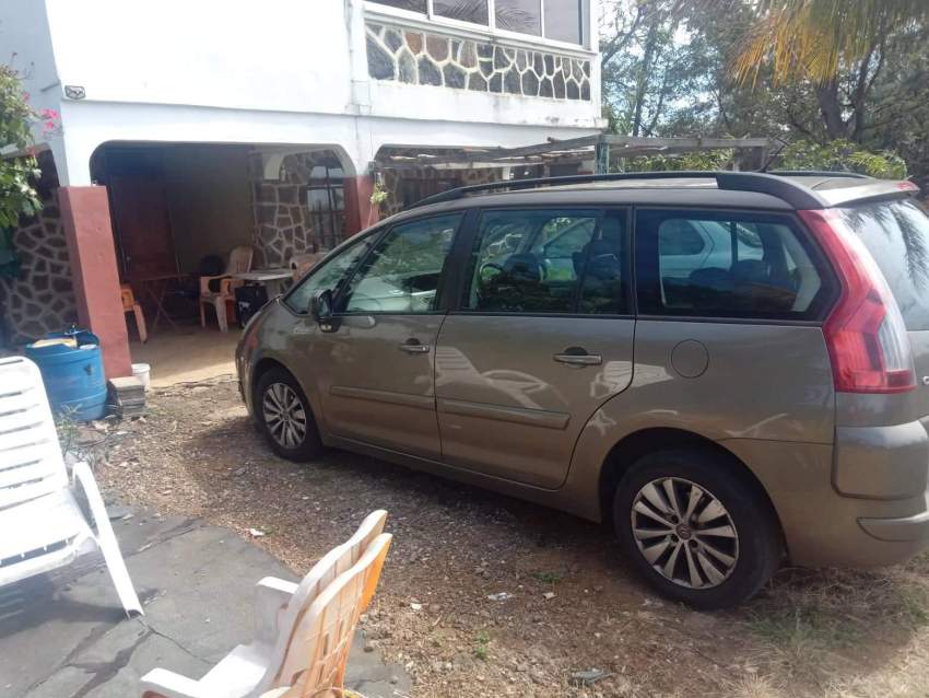 Urgent sale - 8 - Family Cars  on Aster Vender