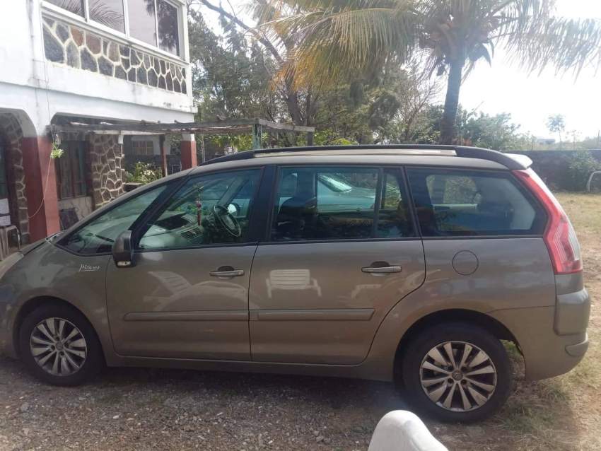 Urgent sale - 9 - Family Cars  on Aster Vender