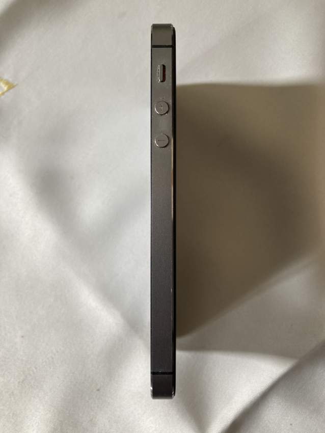 I Phone SE 2015 - 1 - iPhones  on Aster Vender