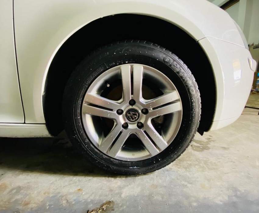 Volkswagen Golf 5- Excellent condition - 1 - Family Cars  on Aster Vender