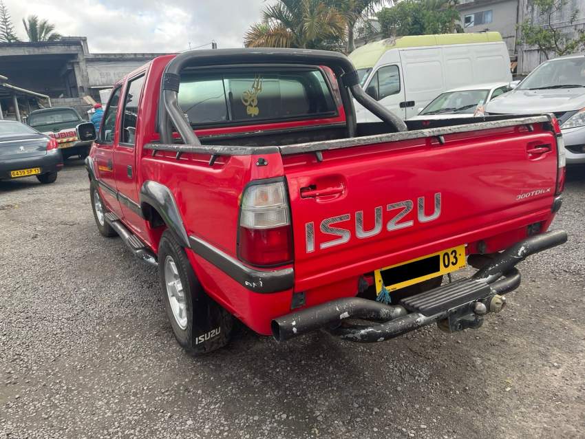 Isuzu KB300 Year 03  - 1 - Pickup trucks (4x4 & 4x2)  on Aster Vender