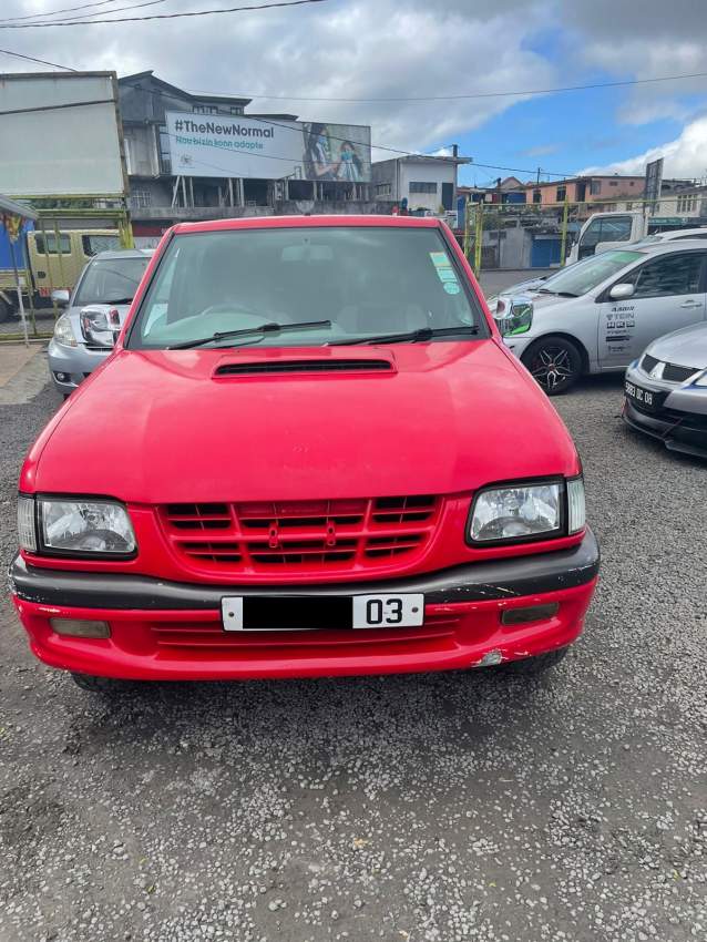 Isuzu KB300 Year 03  - 3 - Pickup trucks (4x4 & 4x2)  on Aster Vender