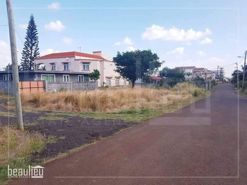 URGENT SALE : 7.5 perches Residential land, Baie Du Tombeau on Aster Vender
