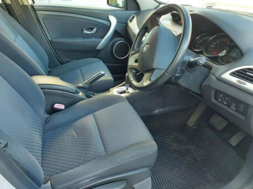 RENAULT - FLUENCE - 2014 - 5 - Compact cars  on Aster Vender