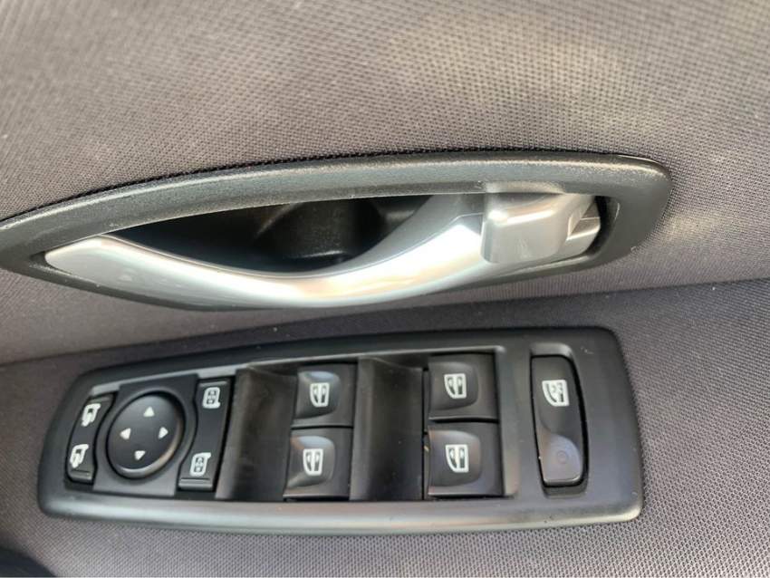 RENAULT - FLUENCE - 2014 - 4 - Compact cars  on Aster Vender