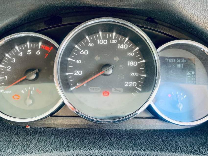 RENAULT - FLUENCE - 2014 - 0 - Compact cars  on Aster Vender