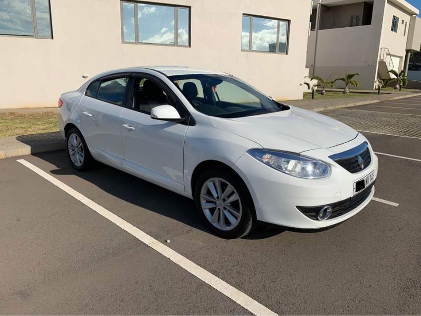 RENAULT - FLUENCE - 2014 - 2 - Compact cars  on Aster Vender