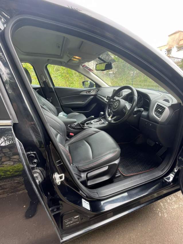 Mazda 3 skyactive 2017 - 5 - Sport Cars  on Aster Vender