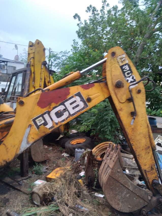 Excavator  - 2 - Other heavy trucks  on Aster Vender