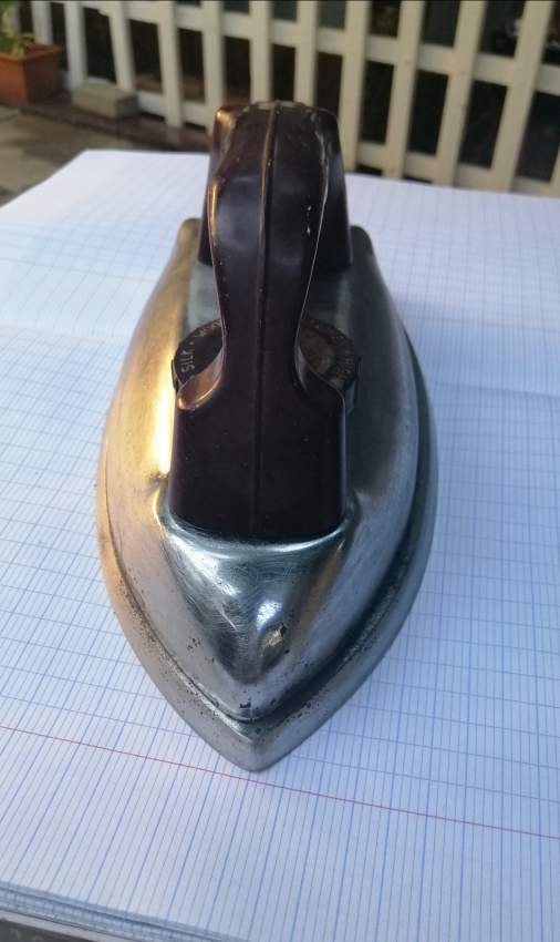Vintage  electric iron  on Aster Vender
