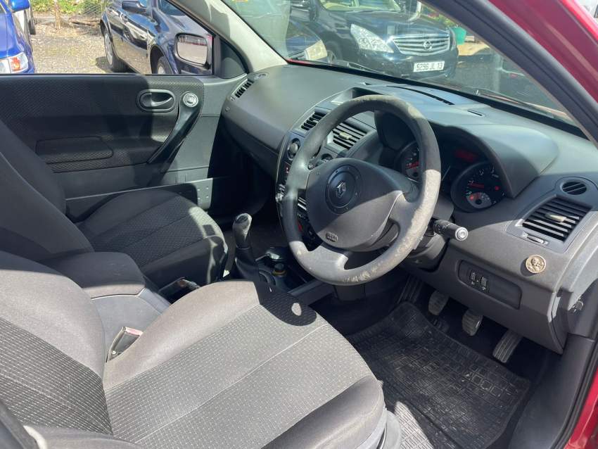 Renault Megane Year 05  - 4 - Compact cars  on Aster Vender