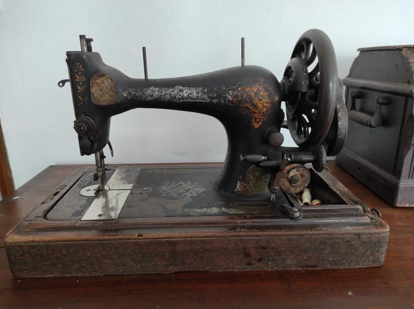 machine à coudre - 2 - Antiquities  on Aster Vender