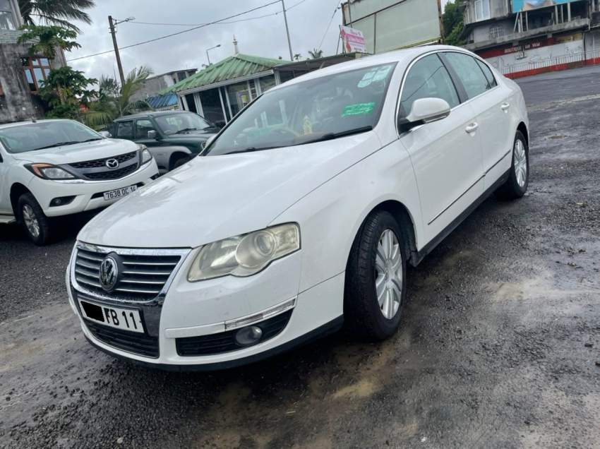 Volkswagen Passat Year 11  - 4 - Luxury Cars  on Aster Vender